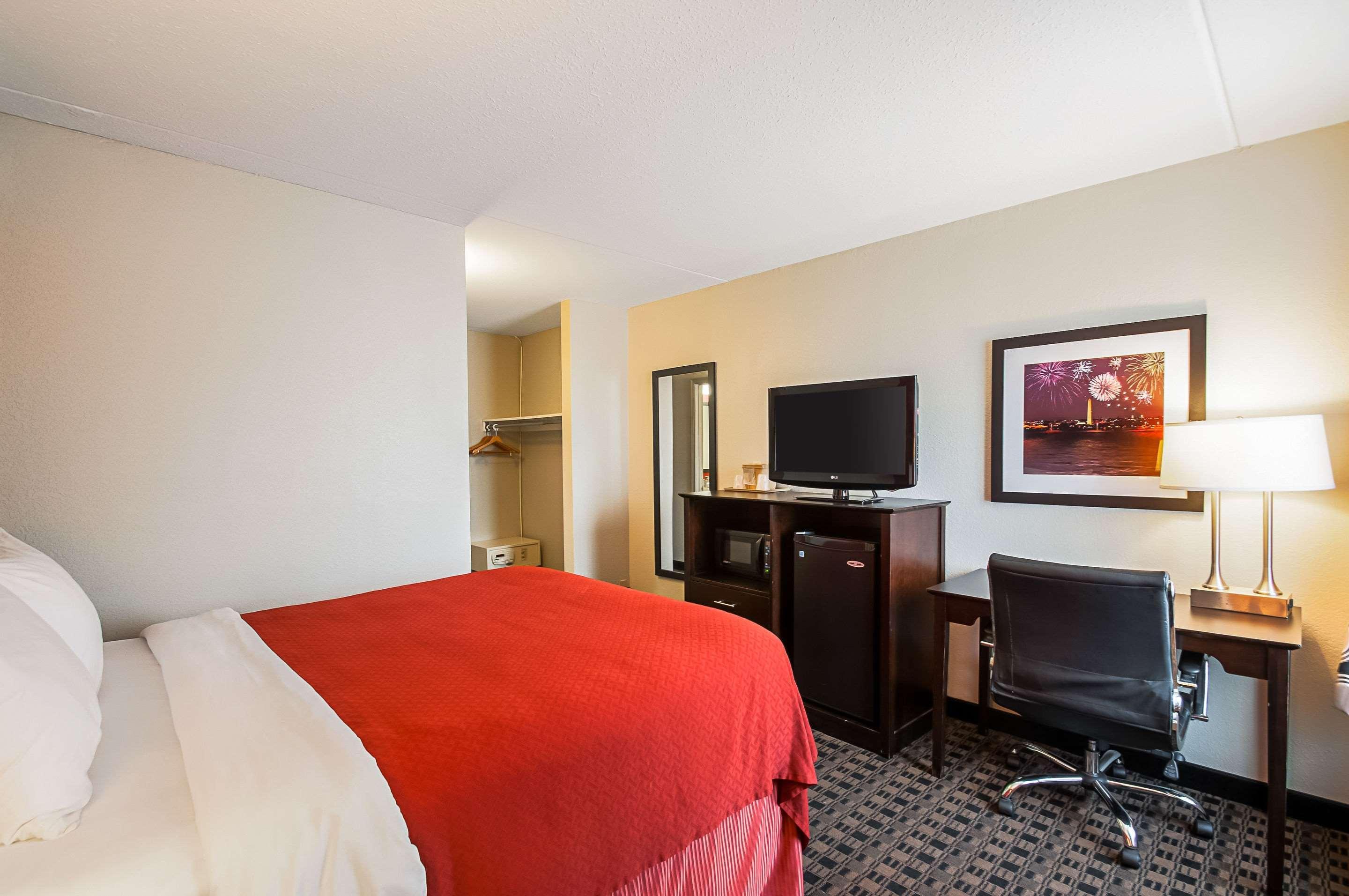 Quality Inn Near Potomac Mills Удбридж Екстериор снимка