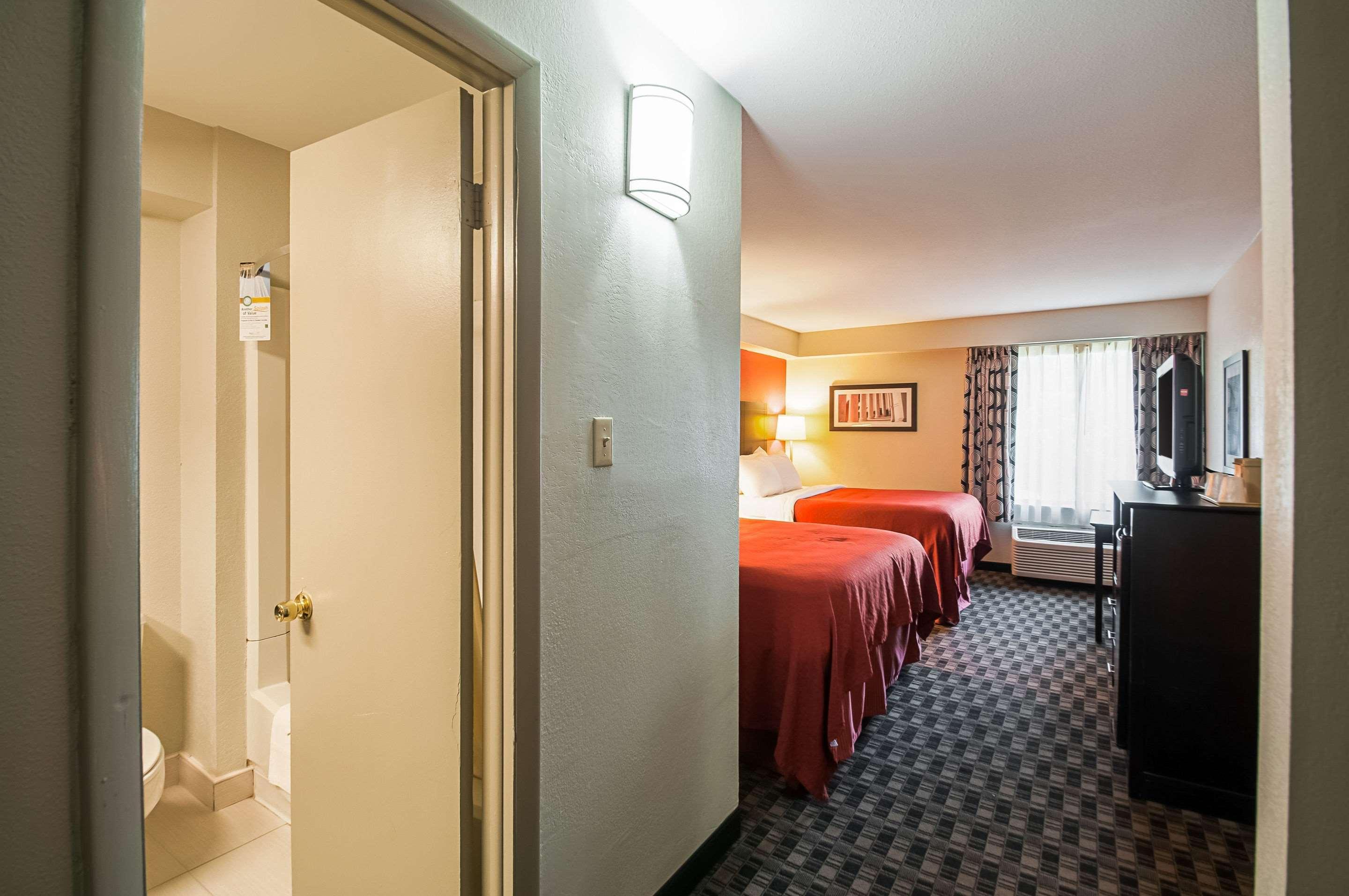 Quality Inn Near Potomac Mills Удбридж Екстериор снимка