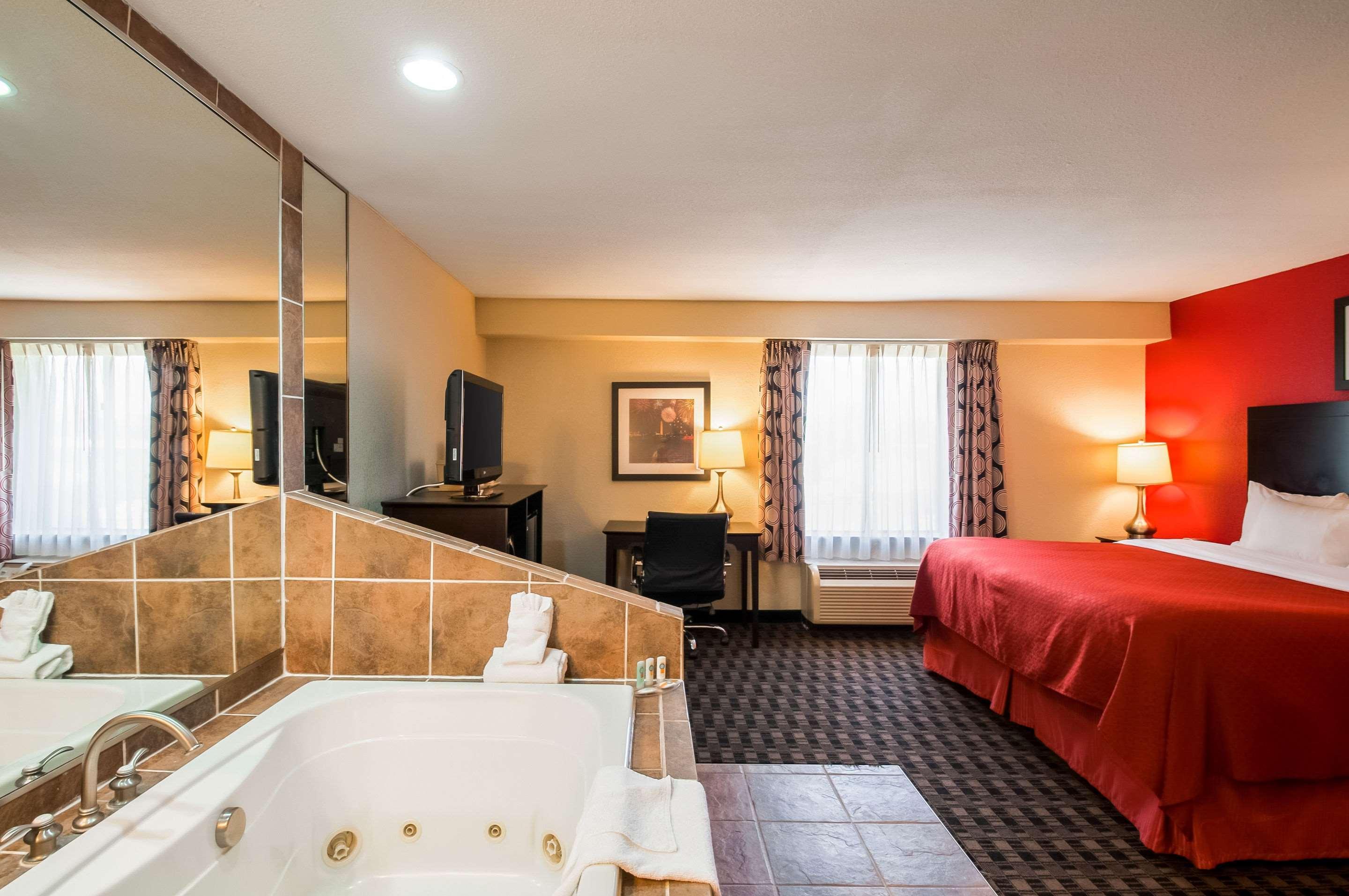 Quality Inn Near Potomac Mills Удбридж Екстериор снимка