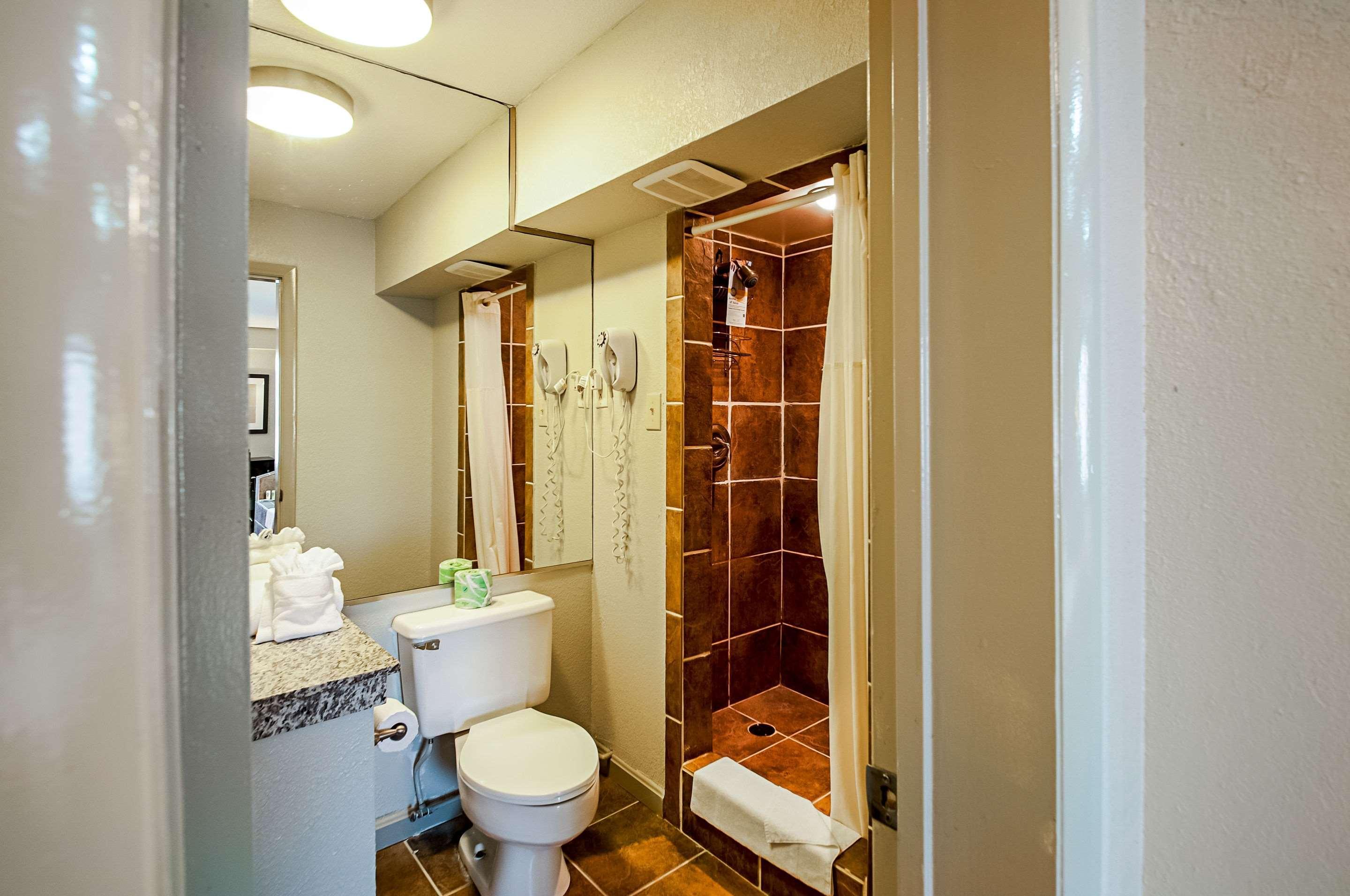 Quality Inn Near Potomac Mills Удбридж Екстериор снимка