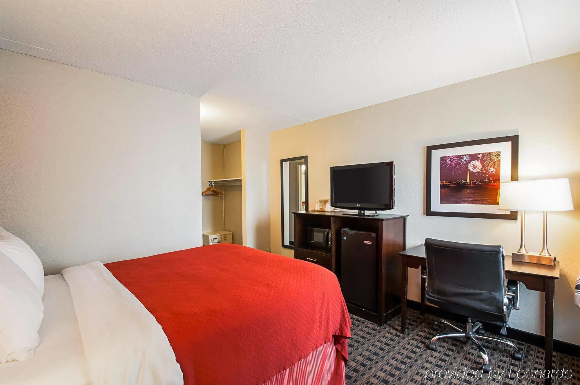 Quality Inn Near Potomac Mills Удбридж Екстериор снимка