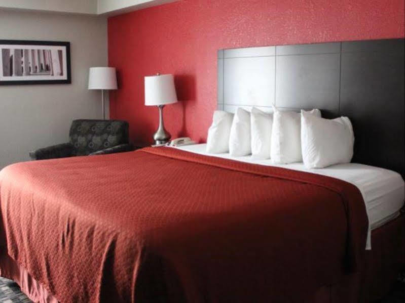 Quality Inn Near Potomac Mills Удбридж Екстериор снимка